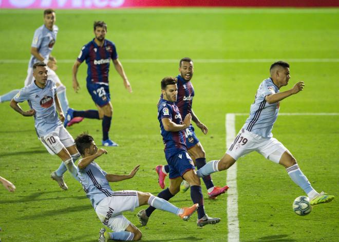 Momento del gol anulado de Nolito en el Celta-Levante (Foto: LaLiga).