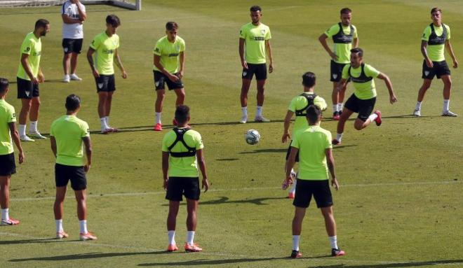 Imagen de un rondo en el entrenamiento de esta mañana (Foto: Málaga CF).
