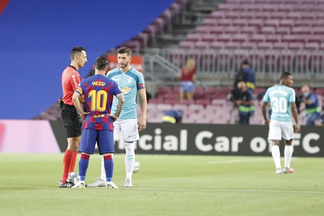 Messi y David García, durante el sorteo de campos con Sánchez Martínez.