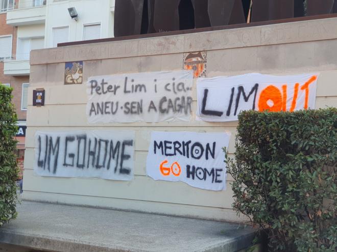 Pancartas contra Lim en frente de Mestalla.