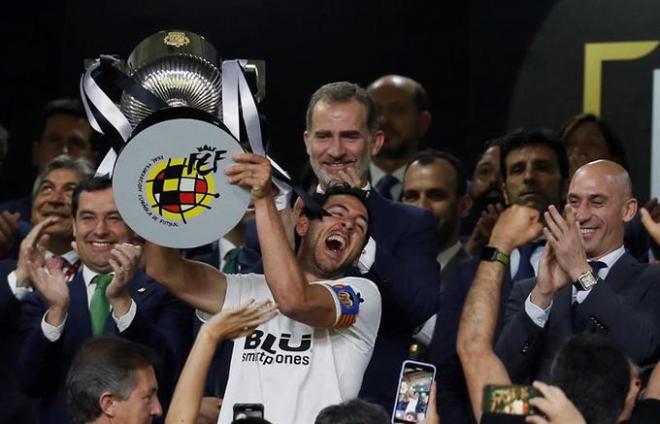Dani Parejo levanta la Copa del Rey del Centenario como capitán del Valencia CF.