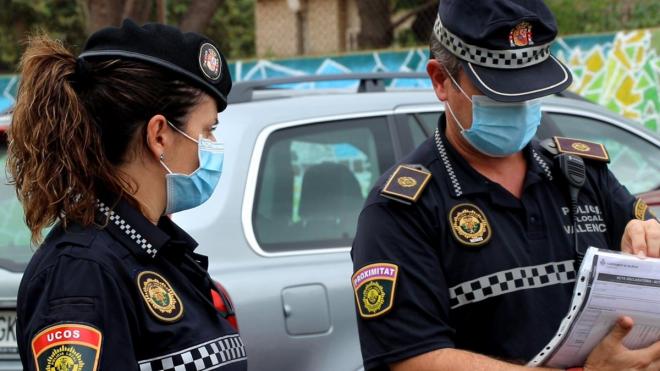 Policía local en València controla uso de mascarilla