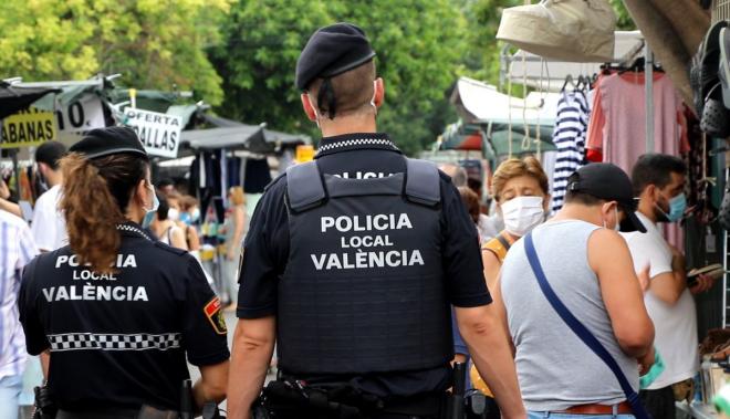Policía local en València controla uso de mascarilla
