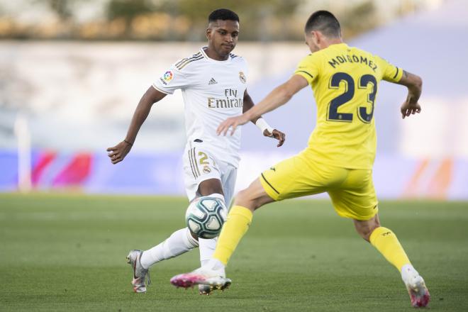 Rodrygo encara a Moi Gómez (Foto: LaLiga Santander).