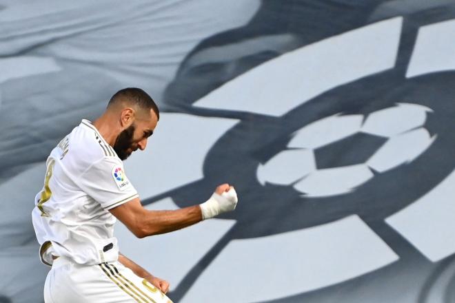 Karim Benzema celebra su gol en el Real Madrid-Villarreal.