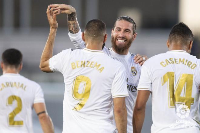 Sergio Ramos felicita a Benzema tras su gol en el Real Madrid-Villarreal (Foto: LaLiga).