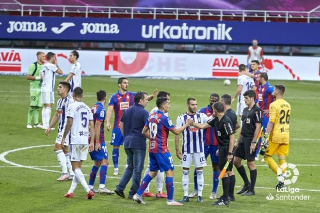 Sergio González, junto a varios jugadores tras el final del partidos (Foto: LaLiga).