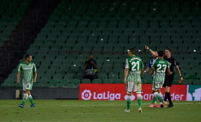 Juanmi, expulsado en el Betis - Alavés (Foto: Kiko Hurtado).