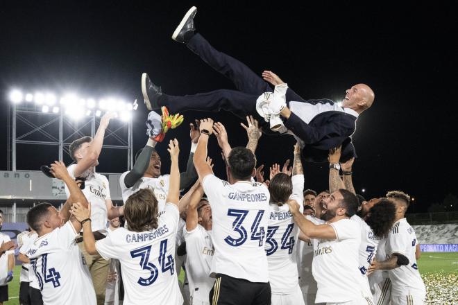Los jugadores del Real Madrid mantean a Zidane para celebrar el título de campeón de LaLiga 19/20