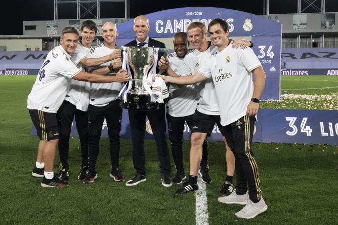 Zidane y su cuerpo técnico, con el título de campeón de LaLiga del Real Madrid 19/20.