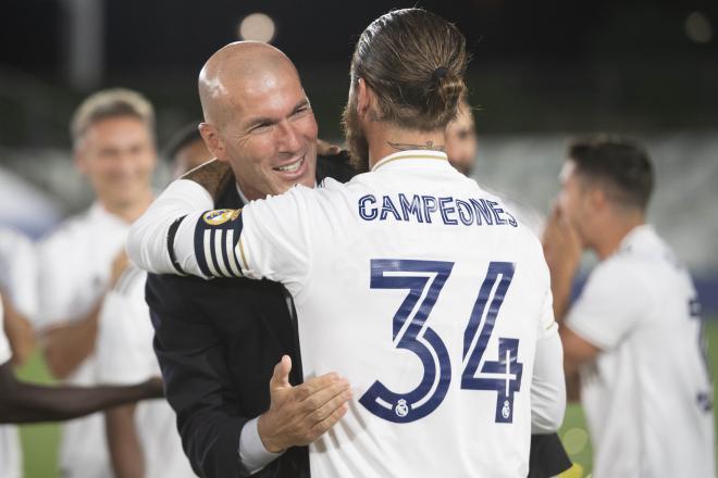 Zidane y Sergio Ramos se abrazan tras el título de campeón de LaLiga 19/20 del Real Madrid.