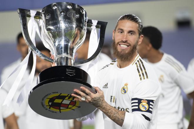 Sergio Ramos, con la copa campeón de LaLiga 19/20 del Real Madrid.