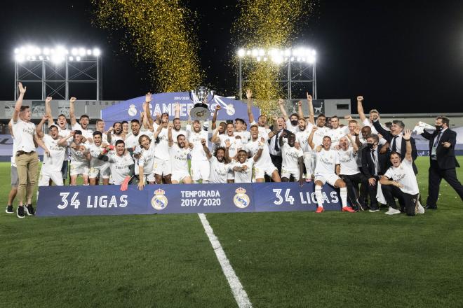 Los jugadores del Real Madrid celebran el título de campeón de LaLiga Santander 19/20.
