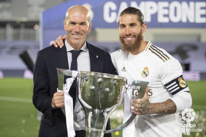Zidane y Sergio Ramos, con el trofeo de campeón de LaLiga 19/20 del Real Madrid.