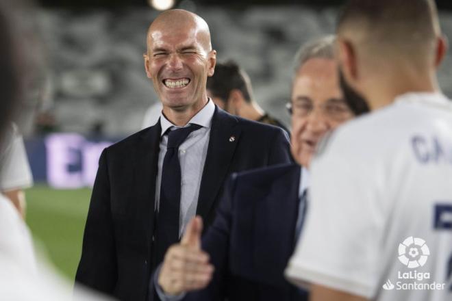 Zidane, sonriente, observa como Florentino Pérez habla con algunos jugadores tras ganar LaLiga 19/