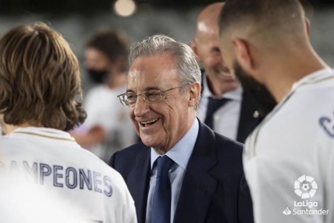 Florentino Pérez habla con algunos jugadores del Real Madrid tras ganar LaLiga 19/20.