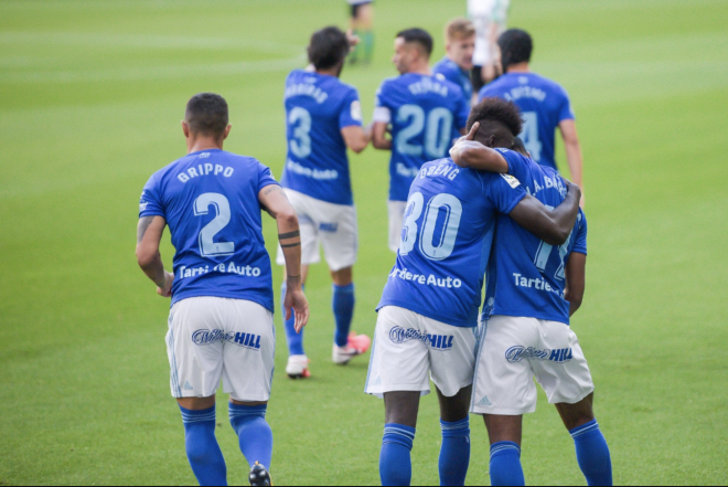 Yoel Bárcenas felicita a Obeng por su gol ante el Racing (Foto: Real Oviedo).