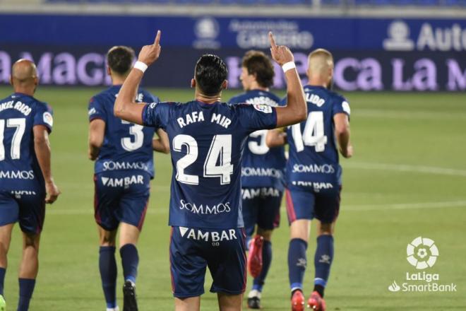 Celebración de Rafa Mir tras marcar un gol con el Huesca. (Foto: LaLiga).