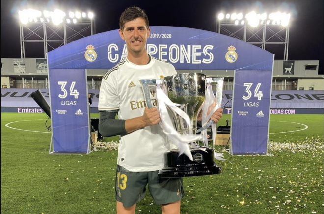Thibaut Courtois, con la copa campeón de LaLiga 19/20 del Real Madrid (Foto: Instagram).