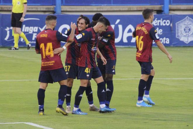 Los jugadores del Extremadura celebran el gol de Carrasco (Foto: LaLiga).