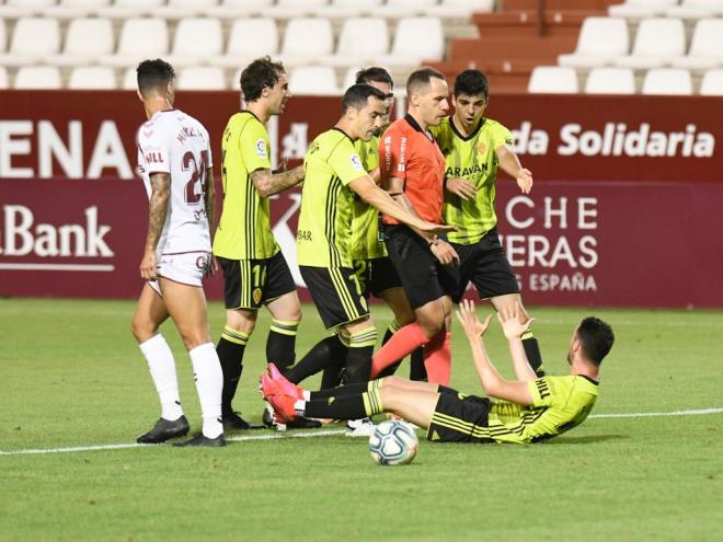 Los jugadores del Zaragoza piden penalti sobre Burgui durante el Albacete-Zaragoza (Foto: RZ).