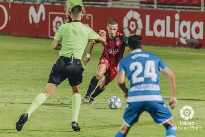 Eneko Bóveda, ante un rival durante el Mirandés-Dépor (Foto: LaLiga).