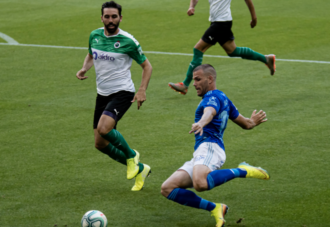 Alfredo Ortuño y Jordi Figueras, durante el Real Oviedo-Racing de Santander (Foto: LaLiga).