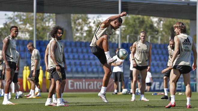 Casemiro controla la pelota ante la mirada de Marcelo, Modric, Militao y Bale (Foto: RM).