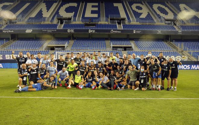 Foto de familia tras conseguir la permanencia (Foto: Pepe Ortega/Málaga CF).