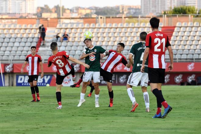 Lance del partido del play off entre el Bilbao Athletic y el Badajoz (Foto: ATH).