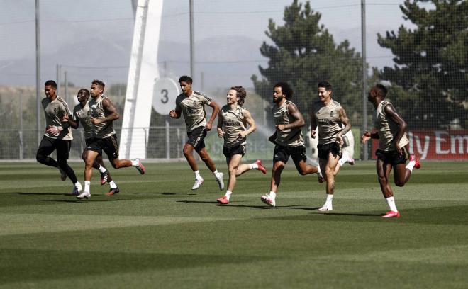 Mariano, Varane, Modric, Marcelo, James y Vinícius, en una sesión del Real Madrid (Foto: RM).