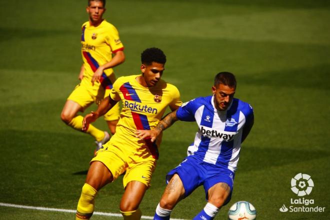 Araujo y Joselu pelean por un balón en el Alavés-Barcelna de la pasada temporada (Foto: LaLiga Santander).