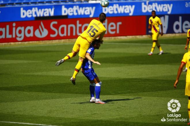 Clement Lenglet gana un balón por alto en el Alavés-Barcelona (Foto: LaLiga Santander).