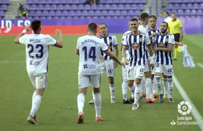Alcaraz y Waldo felicitan a Sergi Guardiola tras marcarle al Betis (Foto: LaLiga).