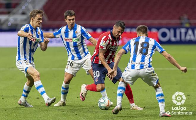 Los jugadores de la Real intentan frenar a Vitolo (Foto: LaLiga).