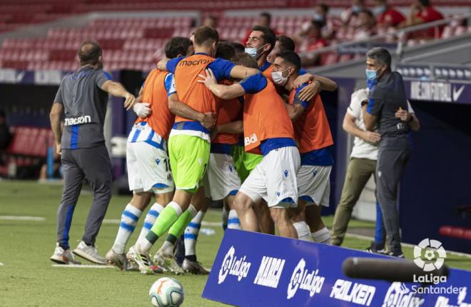 Los jugadores suplentes de la Real Sociedad celebran el gol del empate en el Wanda (Foto: LaLiga).
