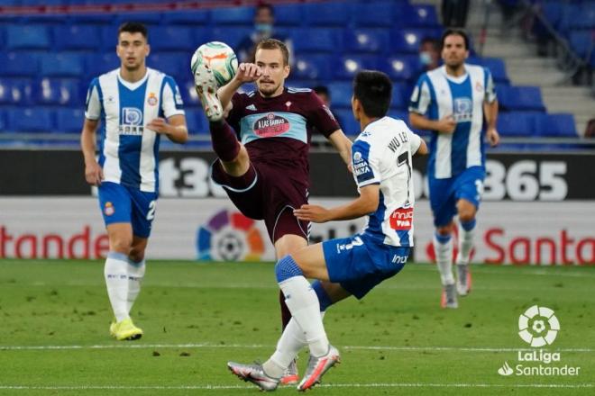 Bradaric golpea un balón en el Espanyol-Celta (Foto: LaLiga).