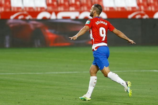 Roberto Soldado celebra su gol en el Granada-Athletic.