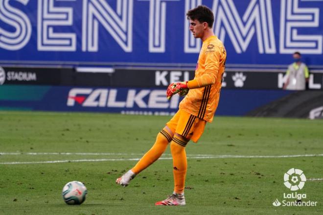 Iván Villar, con el balón en los pies durante el Espanyol-Celta (Foto: LaLiga).