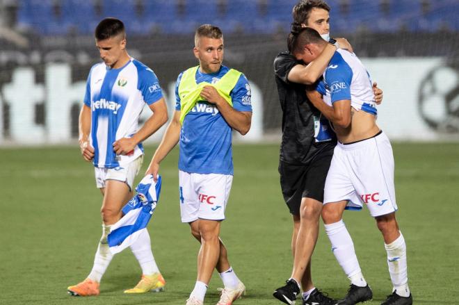 Los jugadores del Leganés, llorando tras confirmarse su descenso a Segunda (Foto: LaLiga).