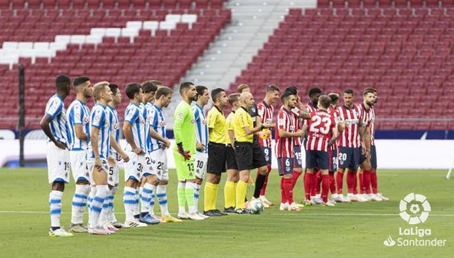 Los jugadores de la Real y del Atlético en la salida al campo (Foto: LaLiga).