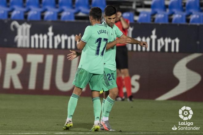 Lucas Vázquez y Asensio celebran el gol del balear (Foto: LaLiga Santander).
