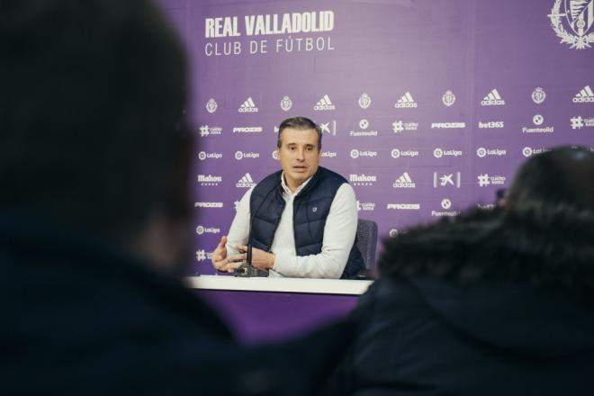 Miguel Ángel Gómez, en una rueda de prensa en Zorrilla (Foto: Real Valladolid).