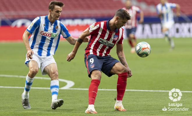 Morata controla un balón ante Diego Llorente en un Atlético de Madrid-Real Sociedad (Foto: LaLiga).