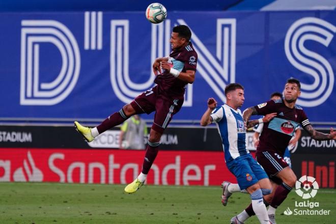 Murillo despeja de cabeza un balón ante el Espanyol (Foto: LaLiga).