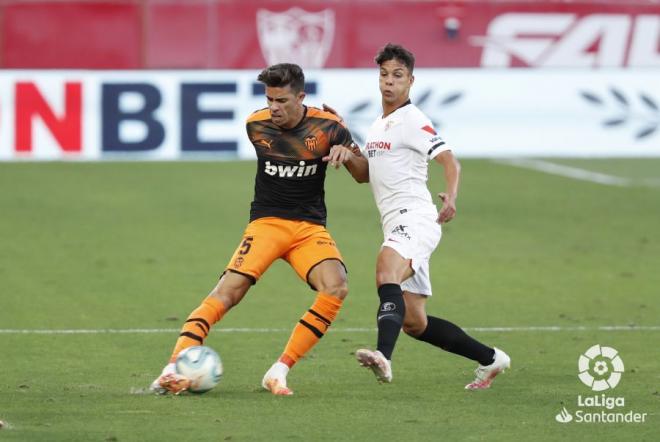 Paulista y Óliver Torres, en un Sevilla FC - Valencia CF (Foto: LaLiga)