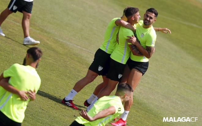 Sadiku se abraza con Cristo en el entrenamiento de este domingo (Fotos: Málaga CF).