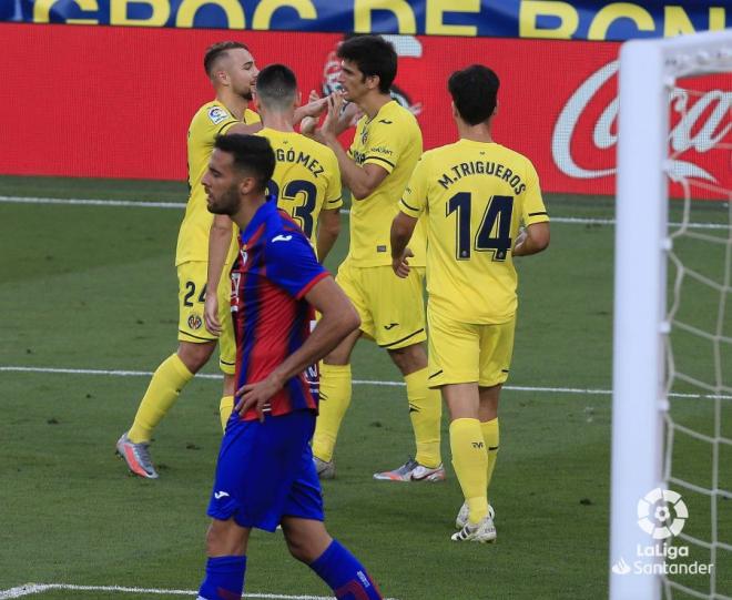 Los jugadores del Villarreal felicitan a Gerard Moreno por uno de sus goles al Eibar (Foto: LaLiga)