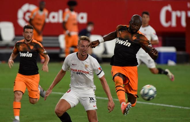 De Jong pelea la posesión de la pelota con Mangala. (Foto: Kiko Hurtado).