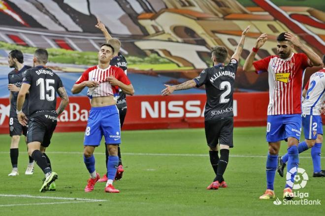 El Sporting se lamenta tras la ocasión fallada por Gaspar ante el Huesca (Foto: LaLiga).